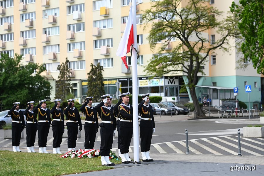 Wciągnięcie flagi na maszt podczas uroczystości z okazji Dnia Weterana Działań poza Granicami Państwa oraz Międzynarodowego Dnia Uczestników Misji Pokojowych ONZ // fot. Michał Puszczewicz