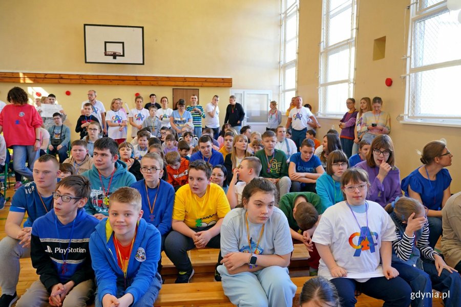 Uczestnicy wydarzenia z okazji Światowego Dnia Świadomości Autyzmu zgromadzenia na sali gimnastycznej ZSS 17 w Gdyni 
