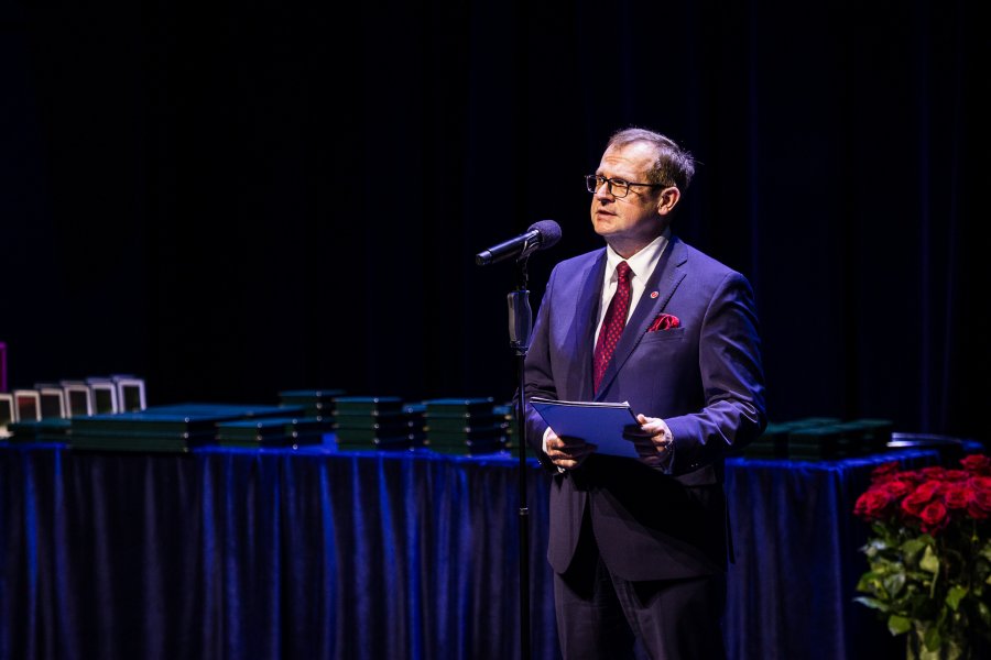 Przy mikrofonie prof. Michał Markuszewski, rektor Gdańskiego Uniwersytetu Medycznego