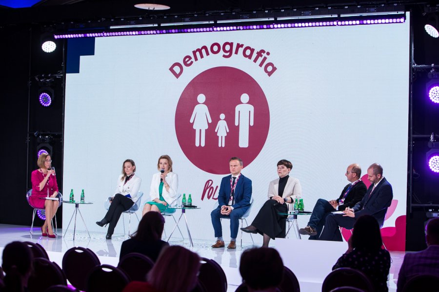 Prowadząca Dorota Łosiewicz oraz paneliści: Judyta Kruk – rzecznik prasowy Związku Dużych Rodzin „Trzy Plus”, Dorota Bojemska – przewodnicząca Rady Rodziny przy Ministerstwie Rodziny i Polityki Społecznej, Barbara Socha – pełnomocnik rządu ds. polityki demograficznej, wiceminister rodziny i polityki społecznej, Bartosz Marczuk – wiceprezes Polskiego Funduszu Rozwoju, prof. dr hab. Michał Michalski – prezes Fundacji IWoRiS, dr Marcin Kędzierski – główny ekspert Centrum Analiz Klubu Jagiellońskiego // fot. materiały Fundacji Projekt PL