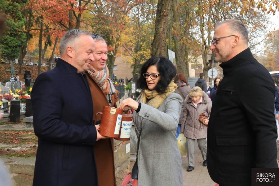 Bracia Krzysztof i Jankowscy podobnie patrzą na świat, na zdjęciu podczas kwesty na rzecz Hospicjum św. Wawrzyńca // fot. z archiwum rodzinnego Jankowskich