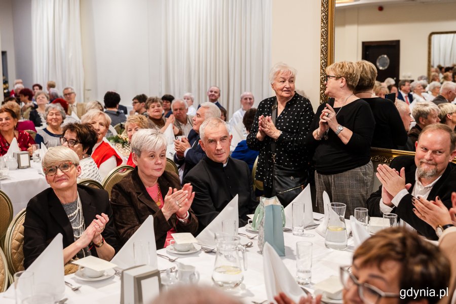 Seniorzy przy świątecznym stole