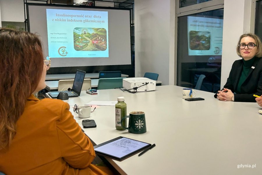 Na zdjęciu: radna Agnieszka Tokarska wraz z członkiniami Gdyńskiej Rady Kobiet (fot. Magdalena Starnawska)