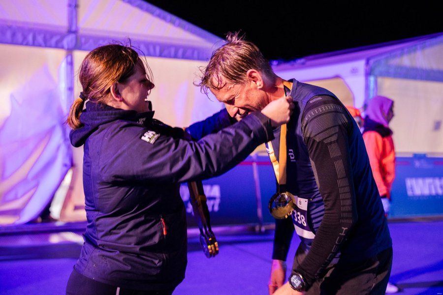 Za linią mety medale na szyjach zawodnik&oacute;w zawieszała prezydent Gdyni Aleksandra Kosiorek (fot. Karol Stańczak) 