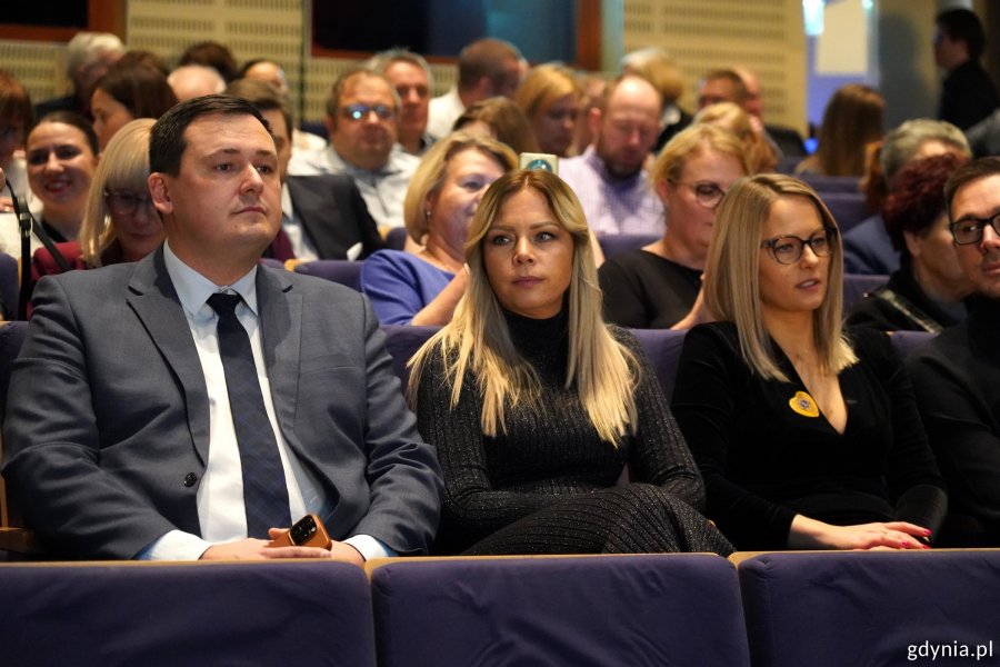 Na widowni wśr&oacute;d gości siedzi m.in. Łukasz Kobus, sekretarz miasta i dyrektor generalny UMG