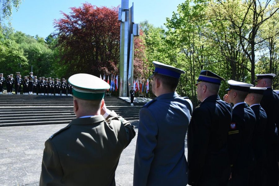 Mieszkańcy Gdyni i samorządowcy uczcili dzisiaj rocznicę zakończenia II wojny światowej w Europie. Uroczystości odbyły się na Cmentarzu Obrońców Wybrzeża w Redłowie. // fot. Jan Ziarnicki