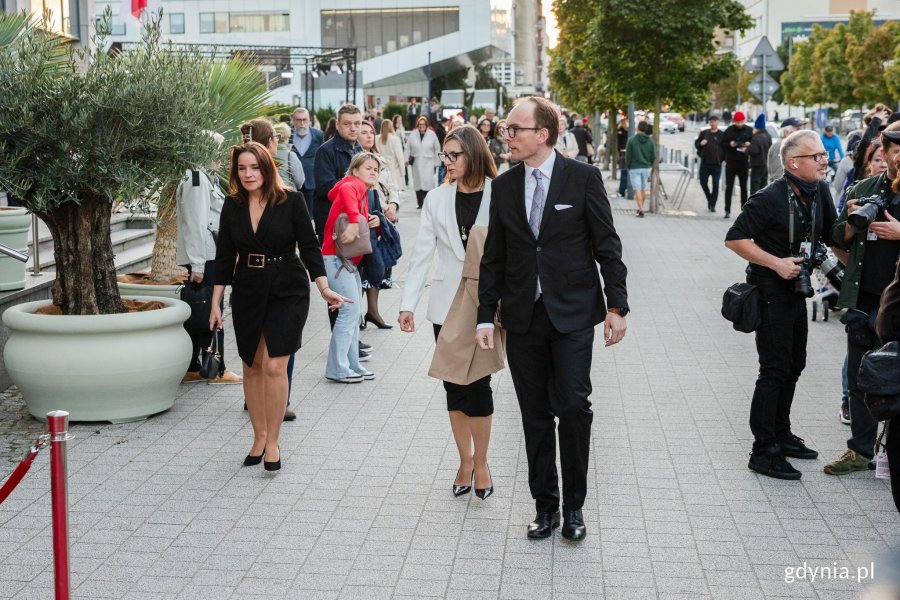Wiceprzewodniczący Rady Miasta Gdyni Jakub Ubych i radna Anna Szpajer zmierzający na galę otwarcia 51. Festiwalu Polskich Film&oacute;w Fabularnych 