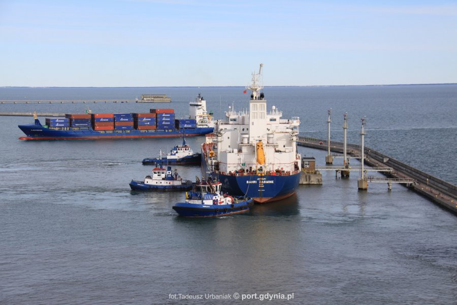 Tankowiec „Bahri Jasmine” wchodzi do Portu Gdynia z pilotami po bokach