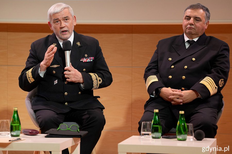 Debata rektor&oacute;w "Gdynia! Wyb&oacute;r na dziś. Miasto na jutro", podczas kt&oacute;rej rektorzy gdyńskich uczelni: kontradmirał prof. dr hab. Tomasz Szubrycht z Akademii Marynarki Wojennej, prof. dr hab. inż. kpt. ż.w. Adam Weintrit z Uniwersytetu Morskiego