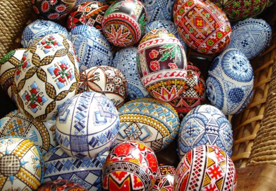 Wielkanocne kolorowe jajka // fot. freeimages
