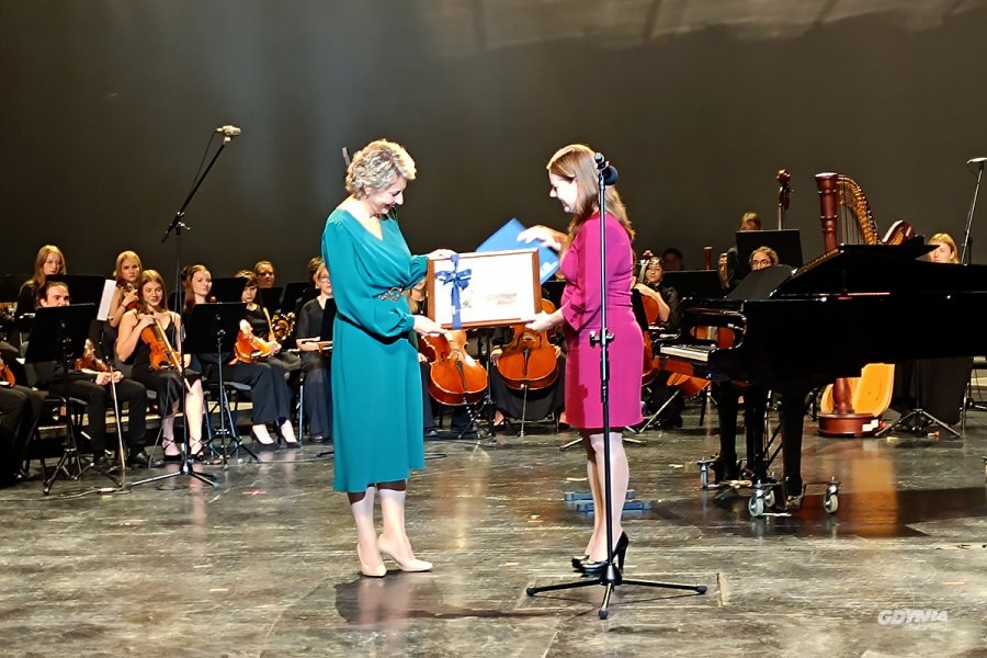 Na zdj. (od prawej): prezydent Gdyni Aleksandra Kosiorek i Joanna Rutkowska, dyrektorka Szkoły Muzycznej I i II stopnia im. Z. Noskowskiego