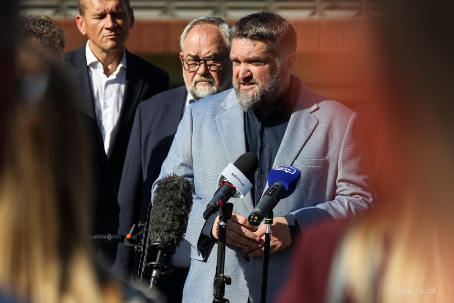 Briefing prasowy dotyczący finansowania Drogi Czerwonej i Estakady Kwiatkowskiego. Przemawia przewodniczący Rady Miasta Gdyni Tadeusz Szemiot (fot. Kamil Złoch)