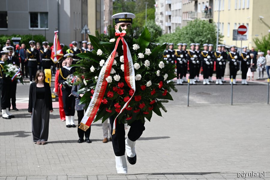 Żołnierz Marynarki Wojennej z wieńcem podczas uroczystości z okazji Święta Narodowego Trzeciego Maja