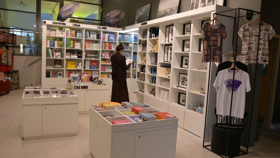 Książki, gadżety, biżuteria, plakaty do kupienia w sklepie Muzeum Miasta Gdyni