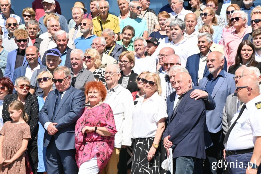 na zdjęciu grupa uśmiechniętych ludzi