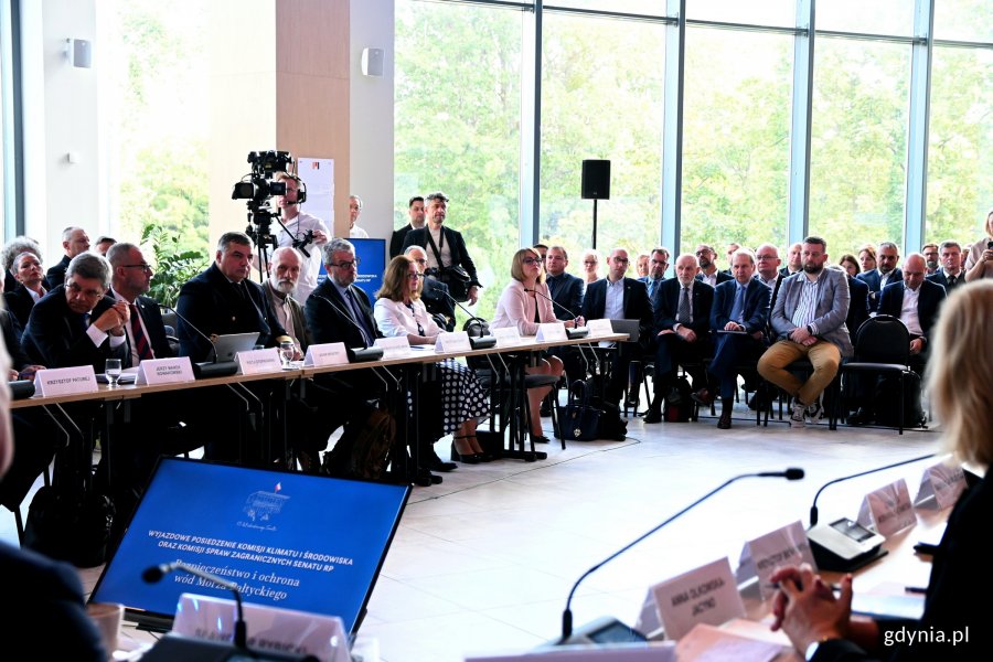 Uczestnicy wyjazdowego posiedzenia połączonych komisji senackich w Gdyni