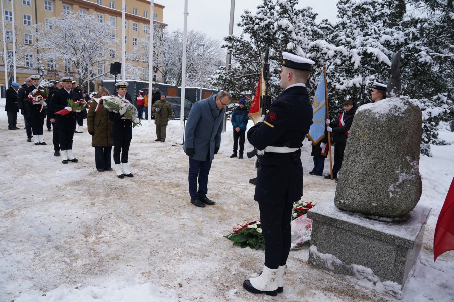 Kwiaty pod pomnikiem złożył wicewojewoda pomorski, Emil Rojek 