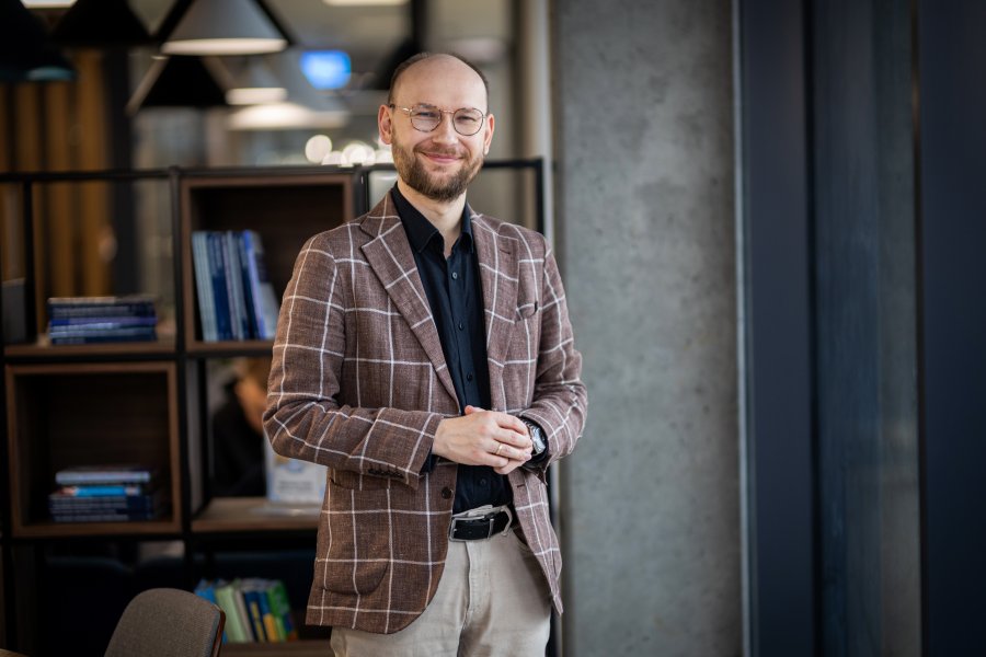 Inauguracyjny wykład wygłosił Tomasz Palak &ndash; radca prawny i ekspert specjalizujący się w prawie Internetu, nowych technologiach i marketingu. 