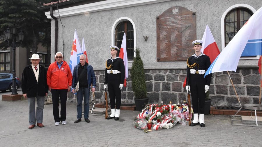 Złożenie kwiatów pod tablicą pamięci ofiar katastrofy smoleńskiej // fot. Lechosław Dzierżak