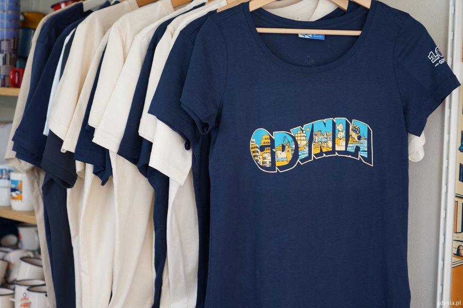 Koszulki z grafikami Jana Rutki i napisem Gdynia