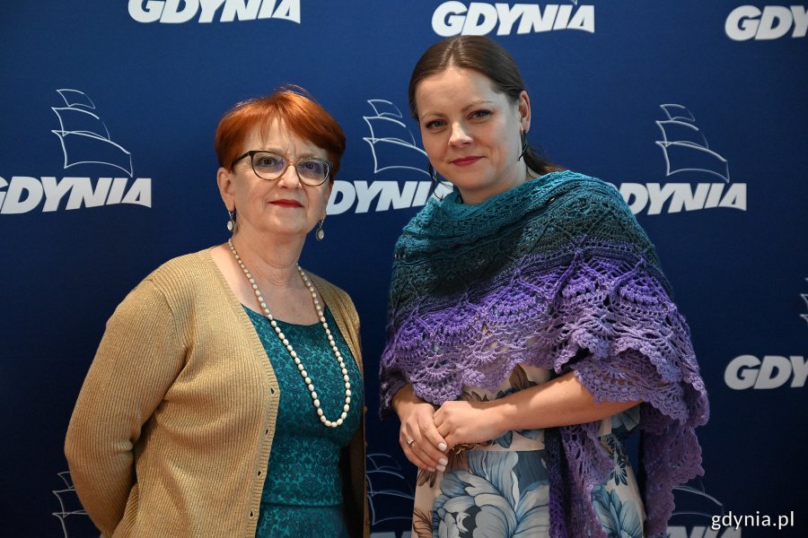 Seniorka i Aleksandra Kosiorek pozują do zdjęcia, w tle logotypy Gdyni