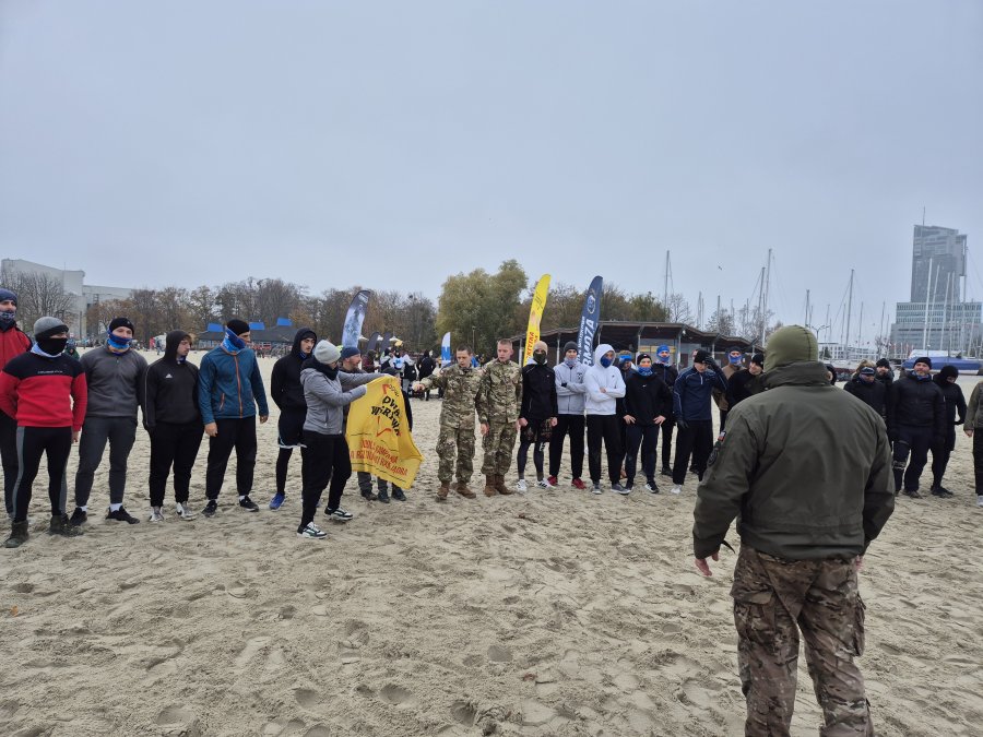 Uczestnicy treningu z Formozą w ramach kampanii „Odważni wygrywają” na plaży Śródmieście