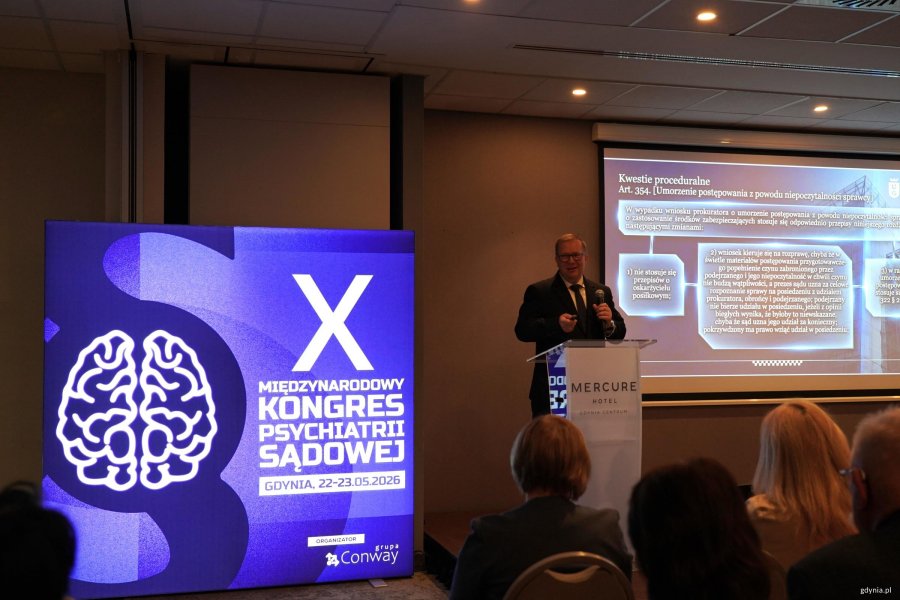 Mężczyzna z mikrofonem na m&oacute;wnicy