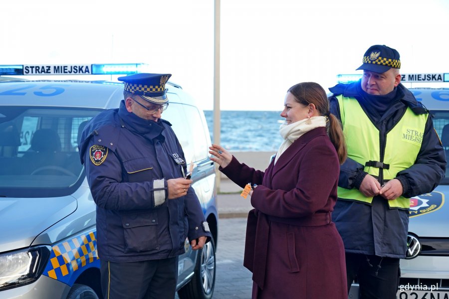 Prezydent Gdyni Aleksandra Kosiorek przekazuje kluczyki do jednego z radiowoz&oacute;w komendantowi Andrzejowi Bieniowi 