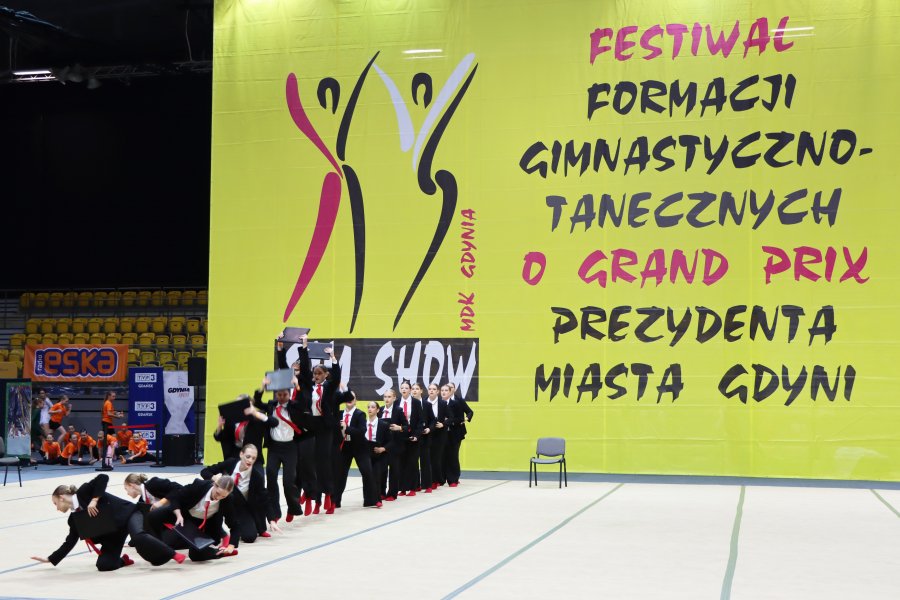 układ taneczny na hali sportowej