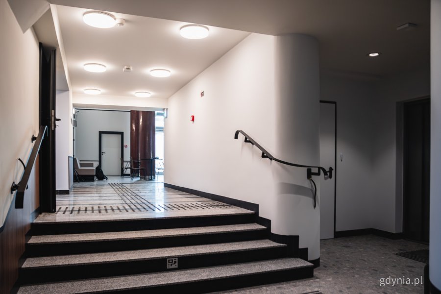 Sala Obsługi Mieszkańc&oacute;w w Urzędzie Miasta Gdyni po remoncie (fot. Kamil Złoch)