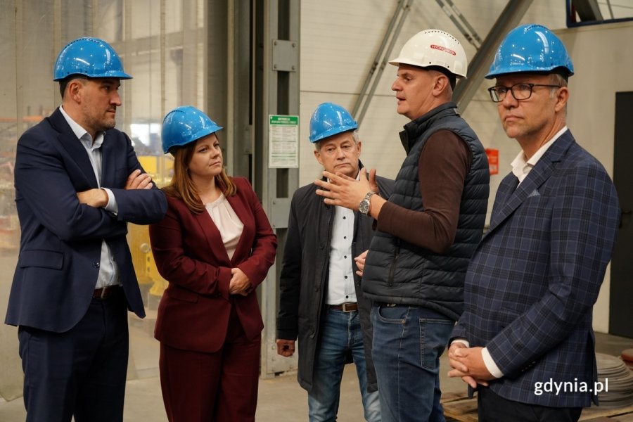 Spotkanie w gdyńskiej firmie Hydromega. Na zdjęciu widoczni przedstawiciele firmy oraz Aleksandra Kosiorek, prezydent Gdyni i Tomasz Augustyniak, wiceprezydent Gdyni. 
