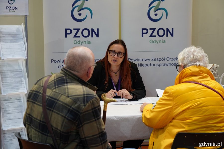 Jedno ze stoisk w Polsat Plus Arenie Gdynia oraz mieszkańcy