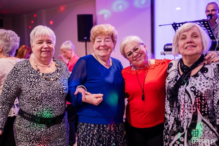 Seniorki pozują do zdjęcia