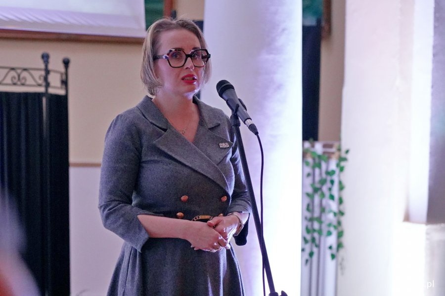 Radna miasta Agnieszka Tokarska przemawiająca podczas gali Dnia Myśli Braterskiej