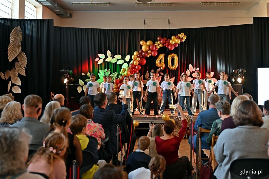 Występ uczni&oacute;w Szkoły Podstawowej nr 53 podczas uroczystości z okazji jubileuszu 40-lecia Szkoły Podstawowej nr 49 dla Dzieci Niedosłyszących 