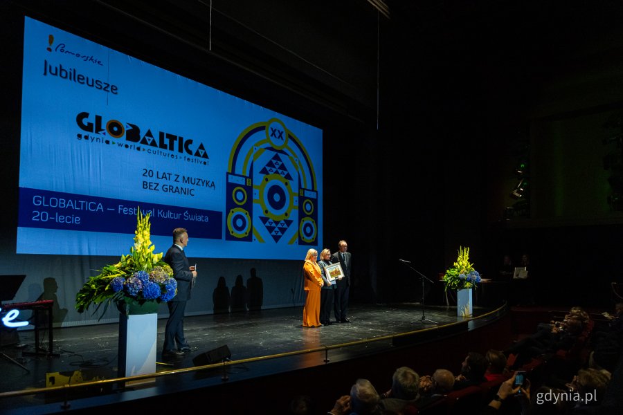 Przedstawicielka organizatora festiwalu Globaltica. Gala wręczenia nagród Gryfów Pomorskich za rok 2024 połączona z obchodami Światowego Dnia Turystyki w Operze Bałtyckiej w Gdańsku (fot. Kamil Złoch)