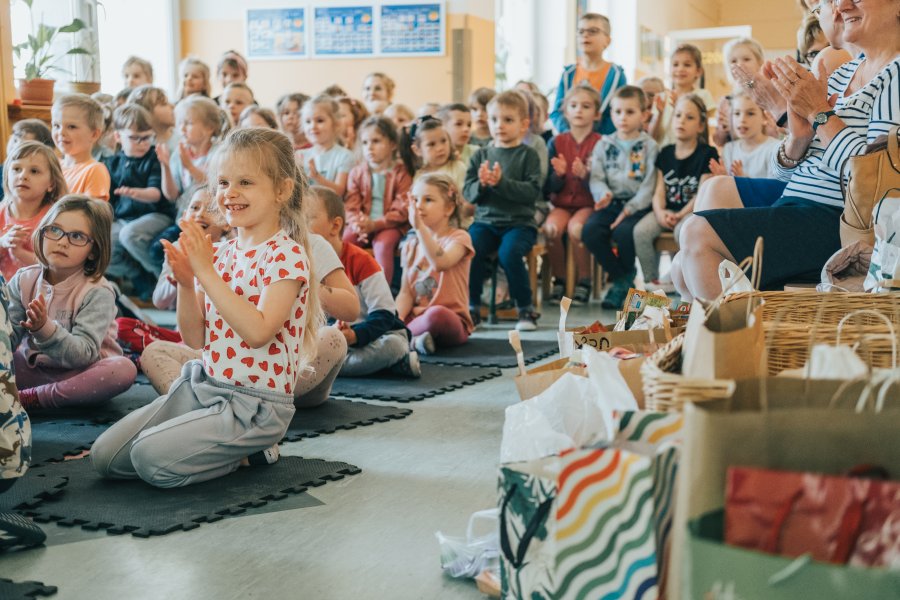 Dzieci na widowni podczas spektaklu w Przedszkolu nr 50