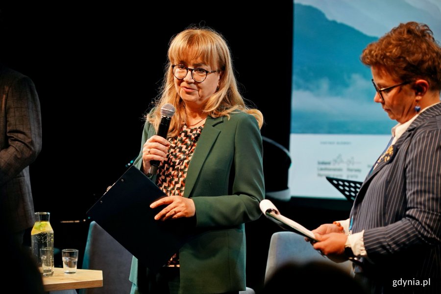 Małgorzata Głowacka z zespołu komunikacji i promocji Departamentu Program&oacute;w Pomocowych Ministerstwa Funduszy i Polityki Regionalnej przemawiająca podczas otwarcia festiwalu Nordic Talking 