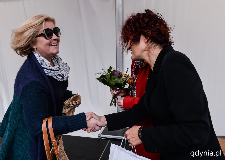 Laureaci konkursu "Gdynia w Kwiatach" odebrali z rąk przewodniczącej Rady Miasta Joanny Zielińskiej nagrody i wyróżnienia // fot. Przemysła Świderski