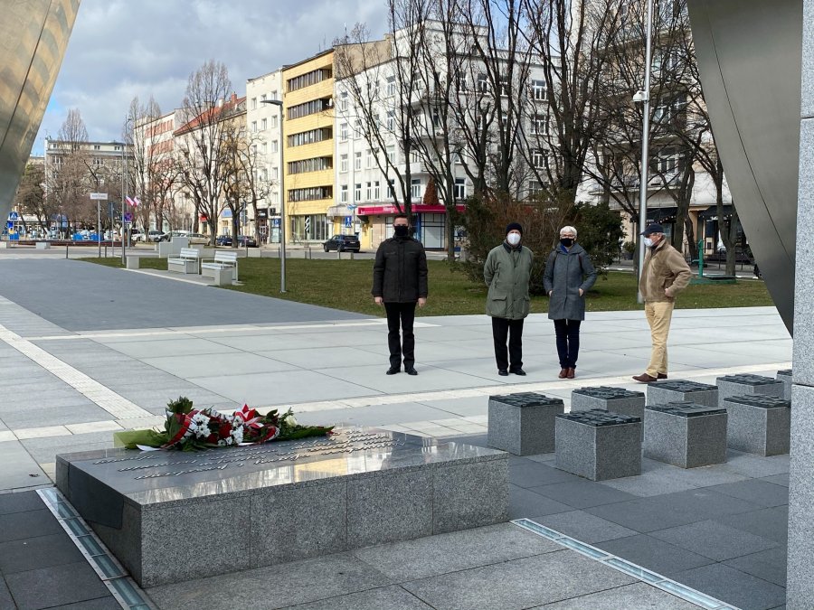 W kameralnej uroczystości z okazji 76. rocznicy wyzwolenia Gdyni uczestniczyli: Joanna Zielińska – przewodnicząca Rady Miasta Gdyni, radny Zenon Roda oraz Adam Labuhn, który reprezentował senatora Sławomira Rybickiego // fot. Mariusz Zieliński