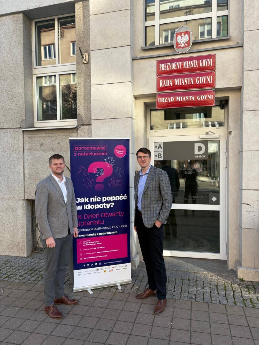 Notariusze przed budynkiem Urzędu Miasta Gdyni
