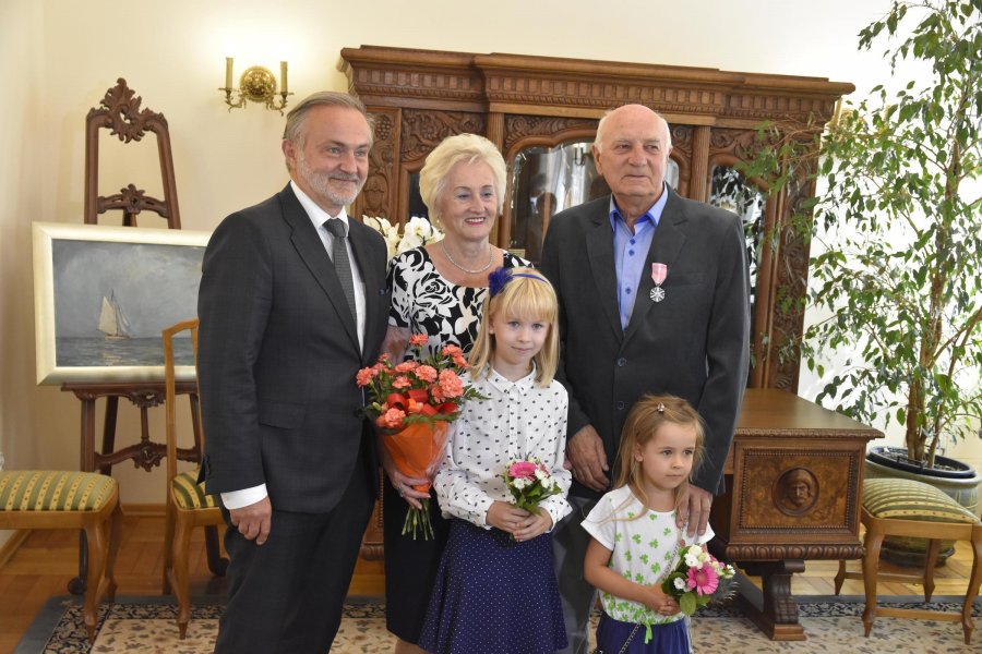 Prezydent Wojciech Szczurek wręczył medale za Długoletnie Pożycie Małżeńskie // fot. Lechosław Dzierżak