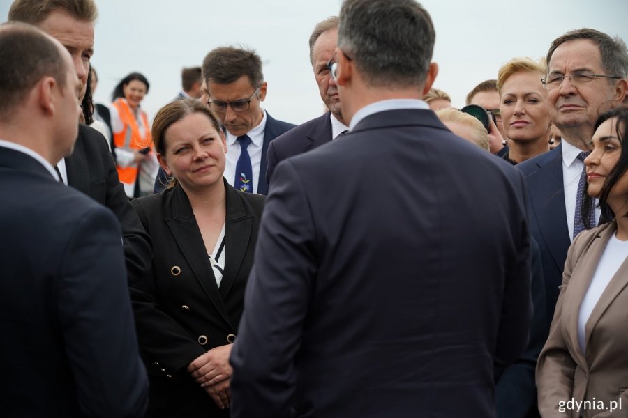 Z ministrem Klimczakiem rozmawia m.in. prezydent Gdyni Aleksandra Kosiorek