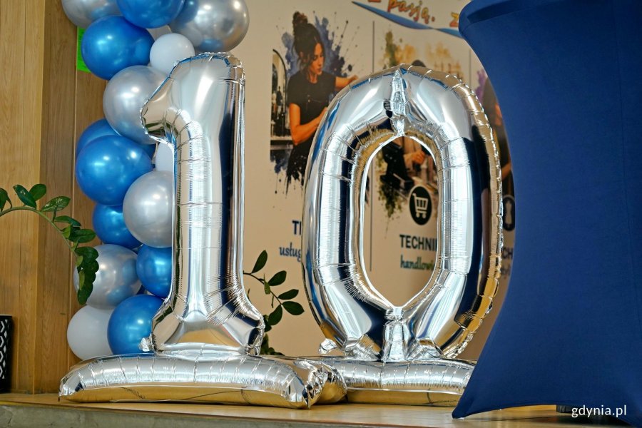 Balony ustawione w liczbę 10 z okazji 10-lecia CKZiU nr w Gdyni 