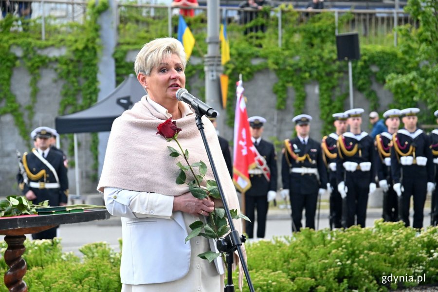 Elżbieta Raczyńska - radna Gdyni podczas uroczystości odsłonięcia tablicy z nazwą węzła Zesłańców Sybiru. W tle Kompania Honorowa Marynarki Wojennej// fot. Magdalena Czernek