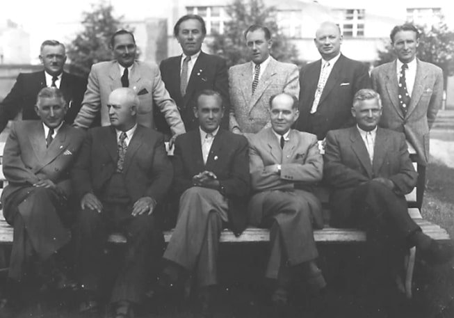 Członkowie Zarządu Zrzeszenia Kupców w Gdyni; od prawej strony siedzą: M. Skutecki, M. Witucki, I. Bronk,  I. Orczykowski, od lewej strony drugi stoi J. Horała i dalej A. Sacha, Gdynia 1950r. oraz w biurze Zarządu przy ul. Mściwoja w Gdyni: J. Horała, I. Bronk, T. Marchlewski, M. Skutecki, J. Stefanik w 1957r.