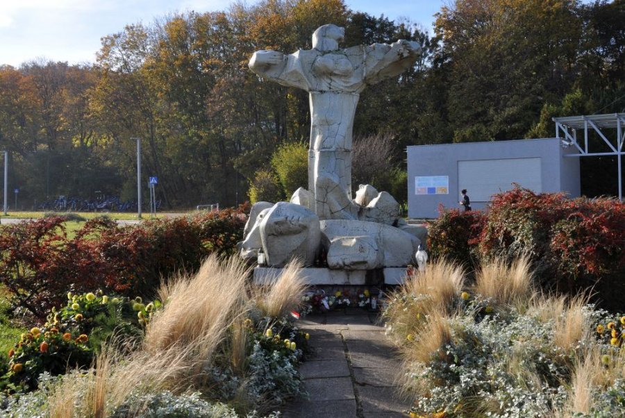 Pomnik „Tym, co odeszli na wieczną wachtę” na bulwarze Nadmorskim