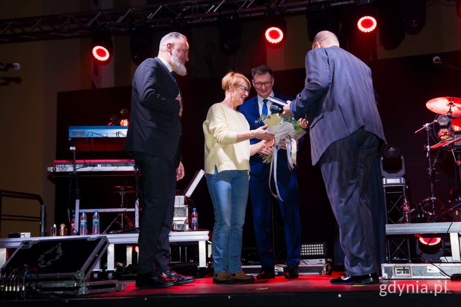 Gala finałowa X edycji Przeglądu Teatrów Amatorskich „Kurtyna” w gdyńskim Małym Kacku. Wręczenie jednej z nagród „Kurtyna dla przyjaciół” (fot. Paweł Budziński)