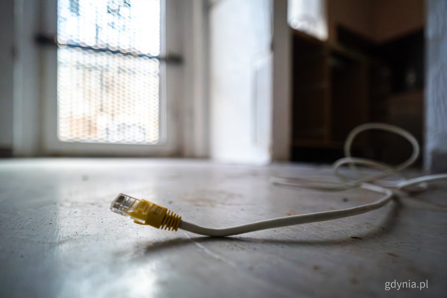 Wnętrze jednego z mieszkań komunalnych w Gdyni, kt&oacute;re wymaga remontu i zostanie uwzględnione w programie (fot. Kamil Złoch)