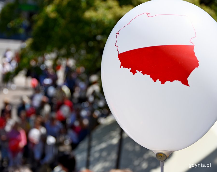 Gdynianie w południe odśpiewali wspólnie hymn przy InfoBoksie, fot. Kamil Złoch
